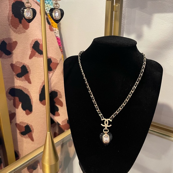 ✨🖤Gorgeous Chanel Set🖤✨ - Picture 3 of 5